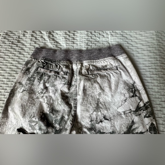 CAbi Gray Tie-Dye Women Jeggings - Picture 4 of 9